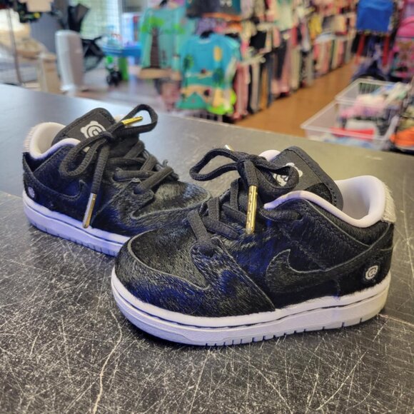 Nike SB Dunk Low Kids 'Medicom Toy' special edition collab sneakers - Picture 5 of 7